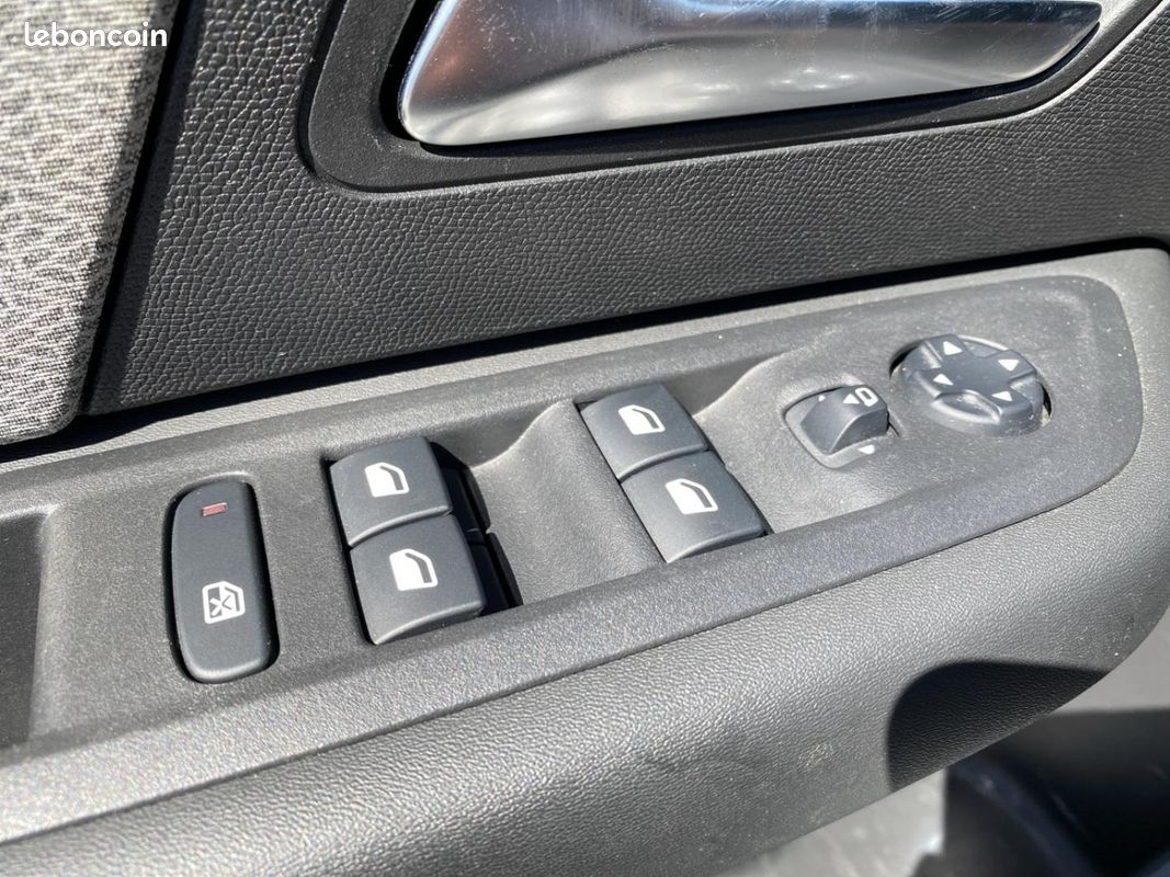 Citroen C4 PureTech 155 Shine EAT8 + attelage (image 23)