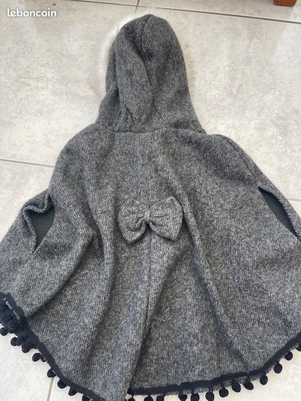 Cape avec capuche fourrure 4 ans (image 2)
