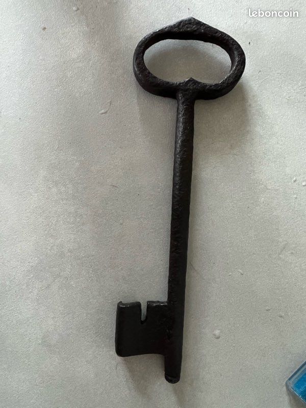 Clé ancienne en fer forgé (image 1)