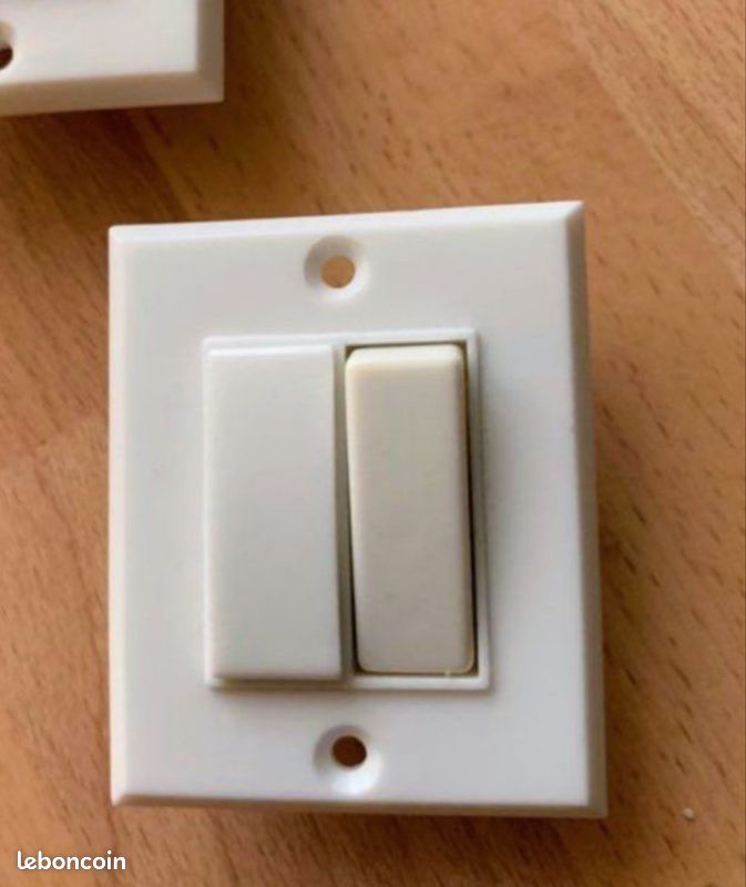 2 interrupteurs avec fusible Legrand Mistral 
2 interrupteurs avec 
fusible , pour 20 Euros. 
Plusieurs de disponible (image 2)