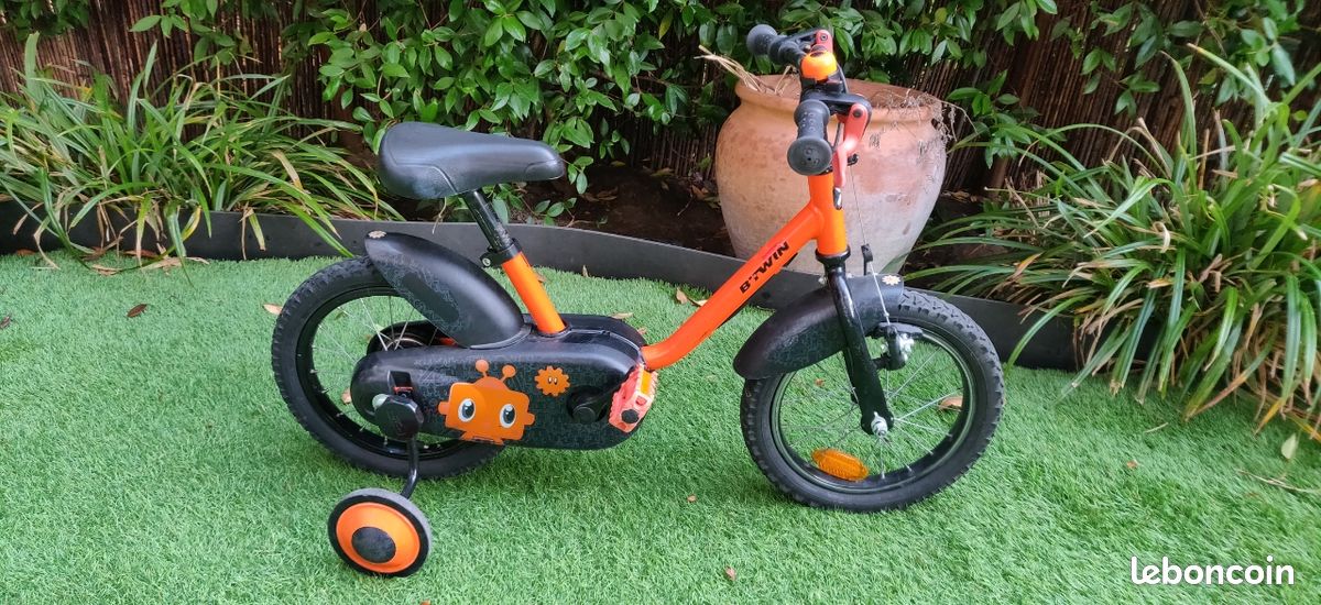 Vélo enfant B'twin avec petites roues amovibles chambre à air à
