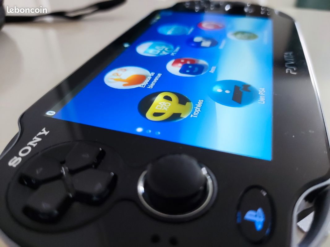 Console PS Vita WiFi Sony + Soul Sacrifice + Carte Mémoire 4 Go