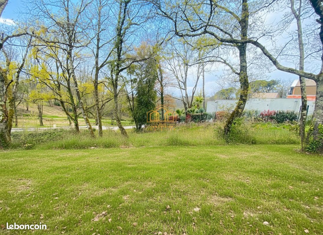 Terrain 5 pièces 210 m² (image 1)