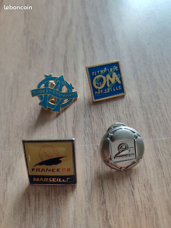 Lot de 4 pin's football (image 1)