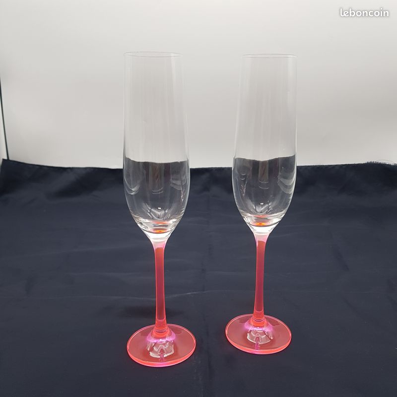 Lot de 2 flûtes à champagne cristal pied rose (image 1)