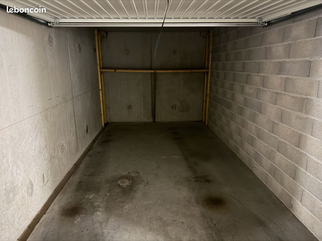 Parking/box Saint-Priest · 22 000 €