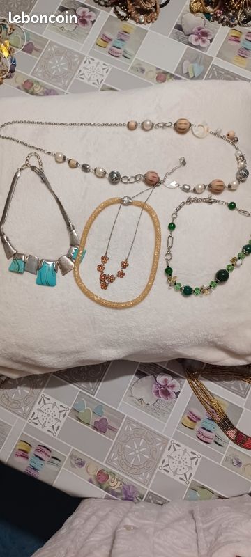 Lot De 5 Colliers Fantaisie - Multicolores - Matière Résine Et Acier - Jamais Portés