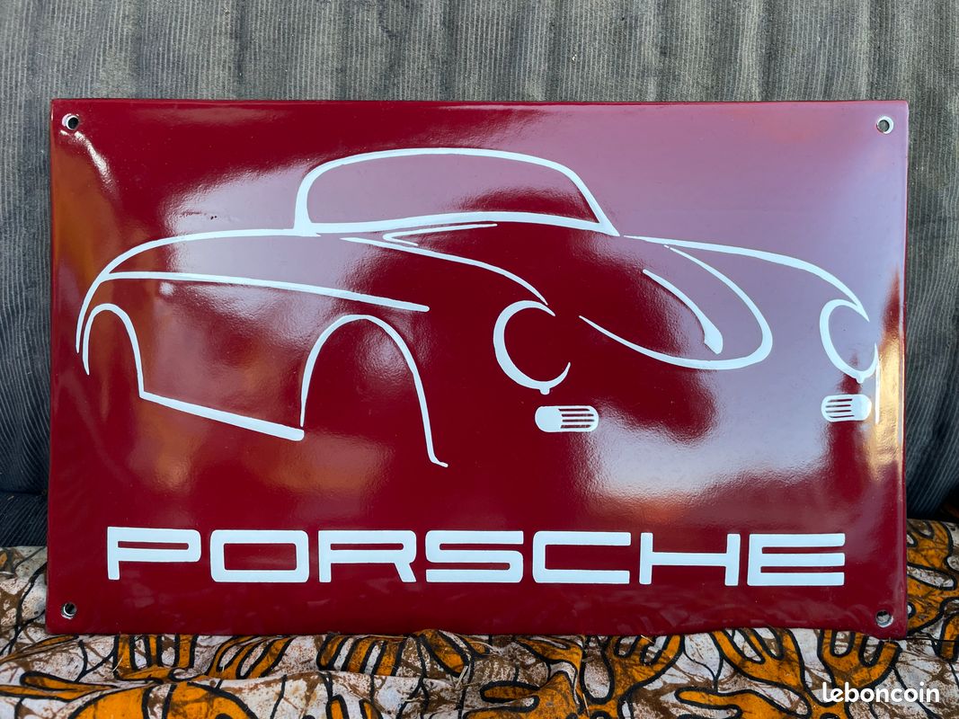 Insigne Voiture Vintage Porsche – Émaillé “100.000 KM” – Pièce Collector Allemande