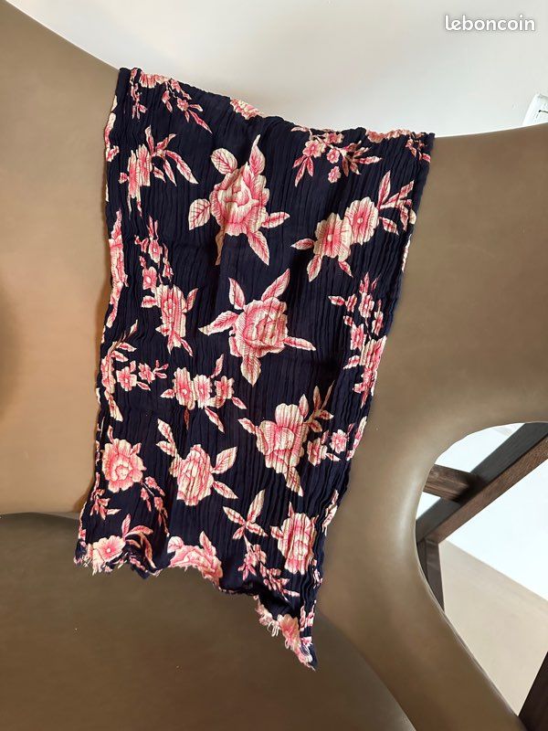 Foulard Motif Fleurs Bleu Marine Rose TB Etat (image 1)