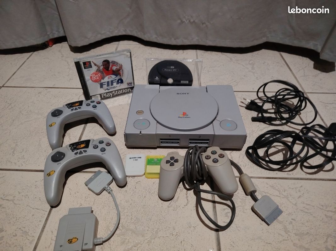 Playstation 1 Sony avec manettes câble carte mémoire et 2 jeux (image 1)