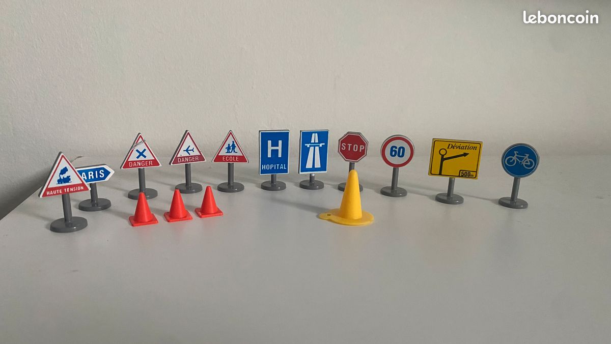 Lot Ancien De 11 Panneaux De Signalisation PLAYMOBIL + 1 Container DDE - Occasion