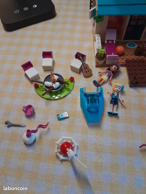 Lego junior 10763 : La maison au bord du lac de Stéphanie
Complet. Fourni avec boîte et notice.
Pas d'envoi possible (image 4)