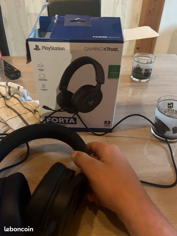 Souri razer + casque tout neuf les 2 m’on jamais servis et il son encore garantie 2 ans (image 3)