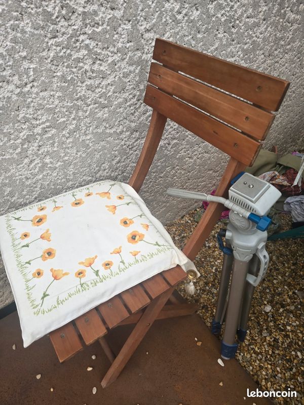 1 chaise en bois (image 1)