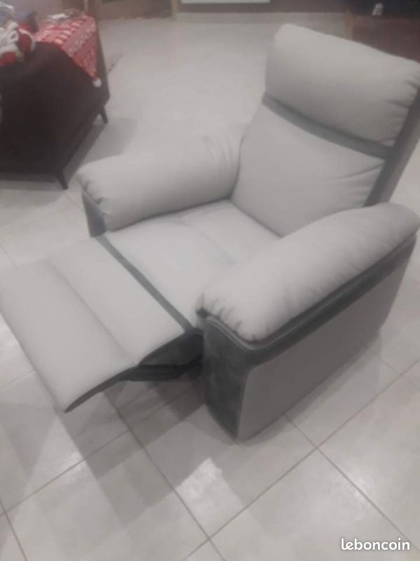 Table avec 4 chaises et 1 fauteuil (image 3)