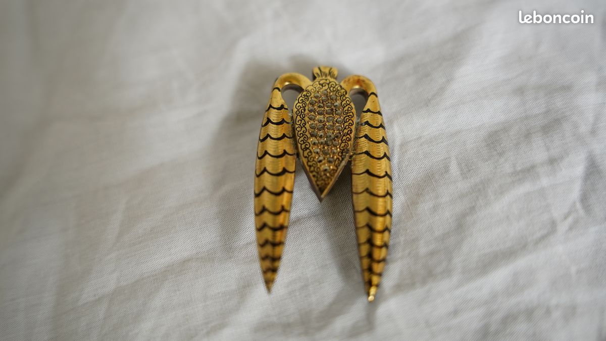 BROCHE ANCIENNE BAKÉLITE Sculpté Art Deco Vintage Design