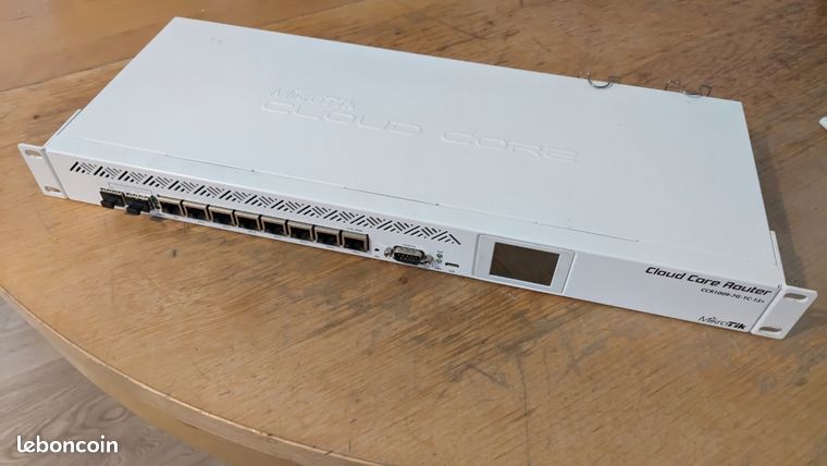 Routeur MikroTik CCR1009-7G-1C-1S+ – Opérateur, Très Bon état