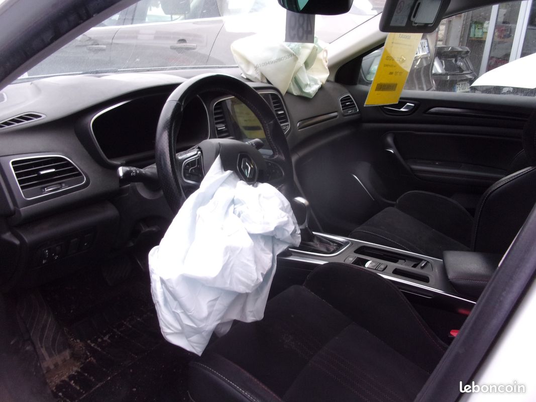 Renault megane iv rs line estate 1.6 e-tech plugin hybrid (image 5)
