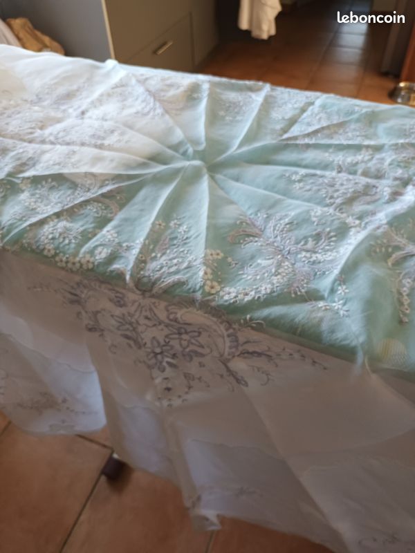 Service de table en organdi, brodé (image 1)