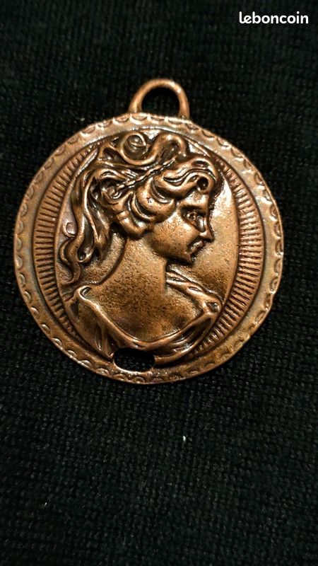 Médaillon tête de femme (image 1)