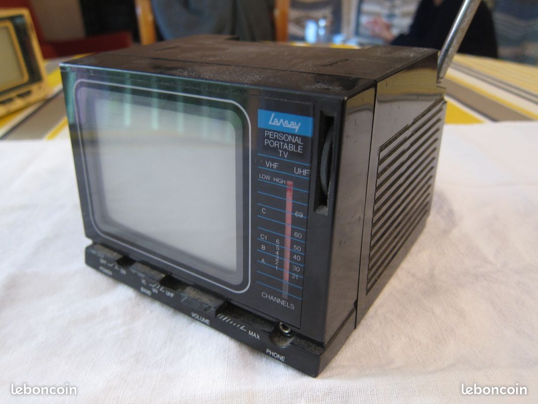 Un téléviseur rétro vintage Un regard nostalgique sur la télévision classique | PSD Gratuite