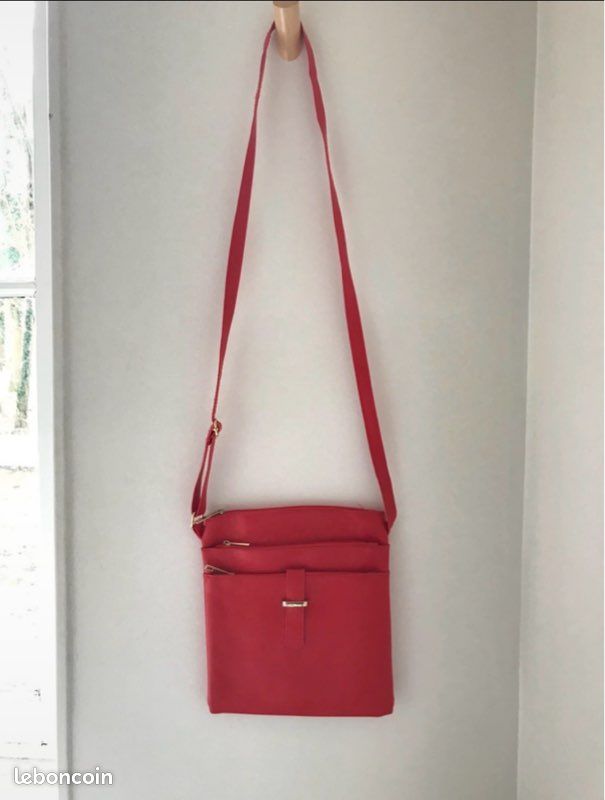 Sacoche rouge en faux cuir (image 1)