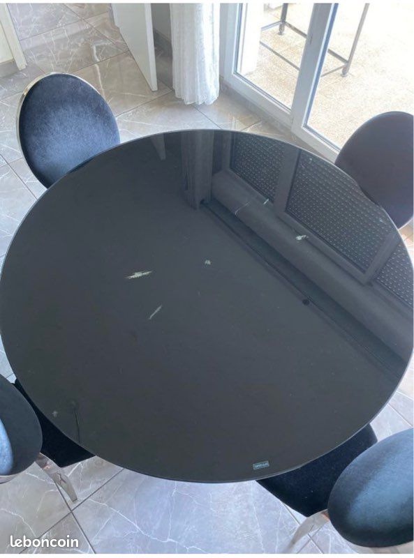 Table ronde et chaises médaillons (image 1)