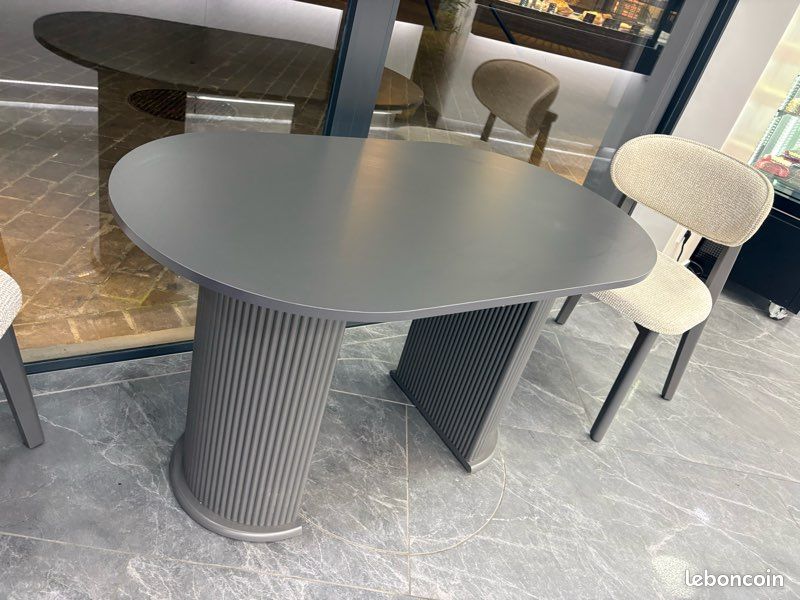 Table (image 5)