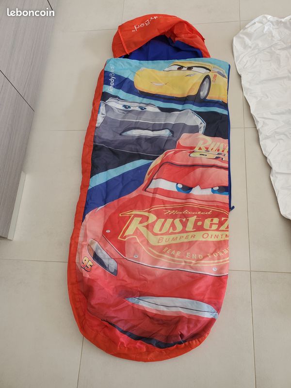 Sac de couchage avec matelas gonflable cars pour enfant
