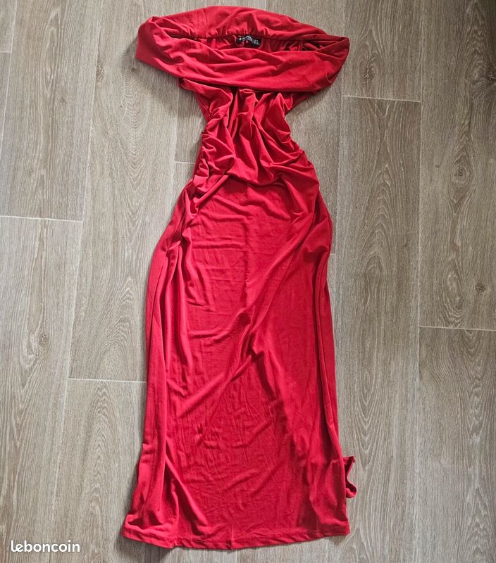 Robe rouge Stradivarius (image 1)