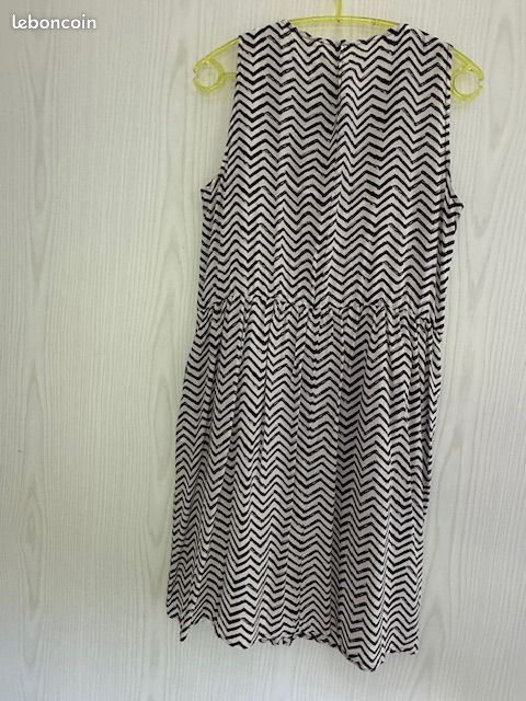 Robe sans manches soie imprimée zig-zags noirs sur fond blanc (image 8)