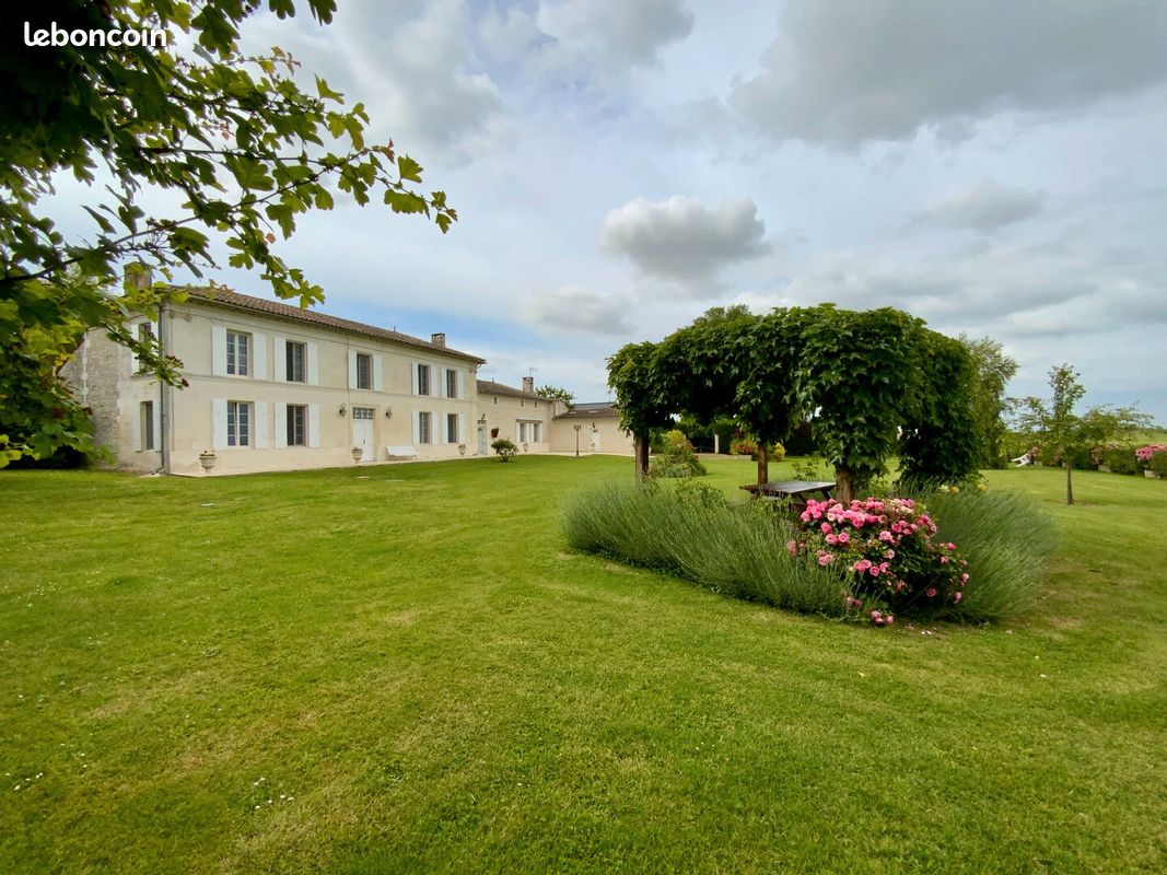 Maison 10 pièces 327 m² · à Jonzac · 327 m² · 417 000 €