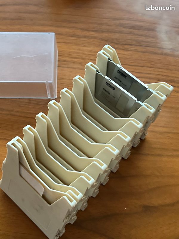 Lot De 80 Disquettes Amiga 3,5 Pouces – 880 KB – Avec Boîtes De Rangement – Occasion