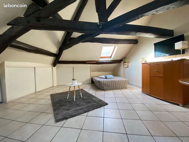 GIF-SUR-YVETTE, centre ville, 5mn à pied RER B, à louer un studio meublé de 34 m2 au sol composé d’une pièce à vivre avec coin cuisine, salle de douches avec wc