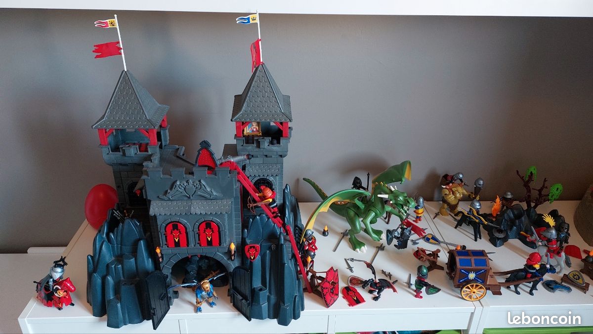 Figurine Playmobil Chevalier Et Château Médiéval - Jouet D'occasion Thème Moyen-Âge