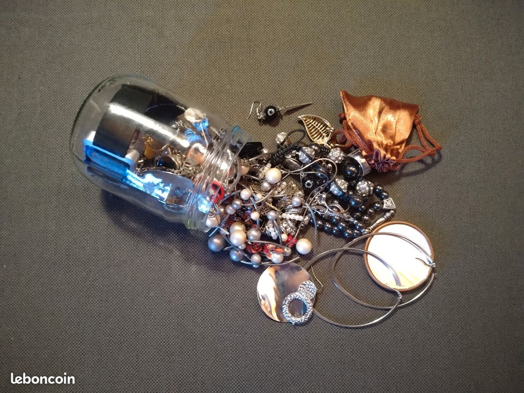 Lot De Bijoux Fantaisie - Environ 70 Grammes - Métal Argenté Et Strass - Occasion