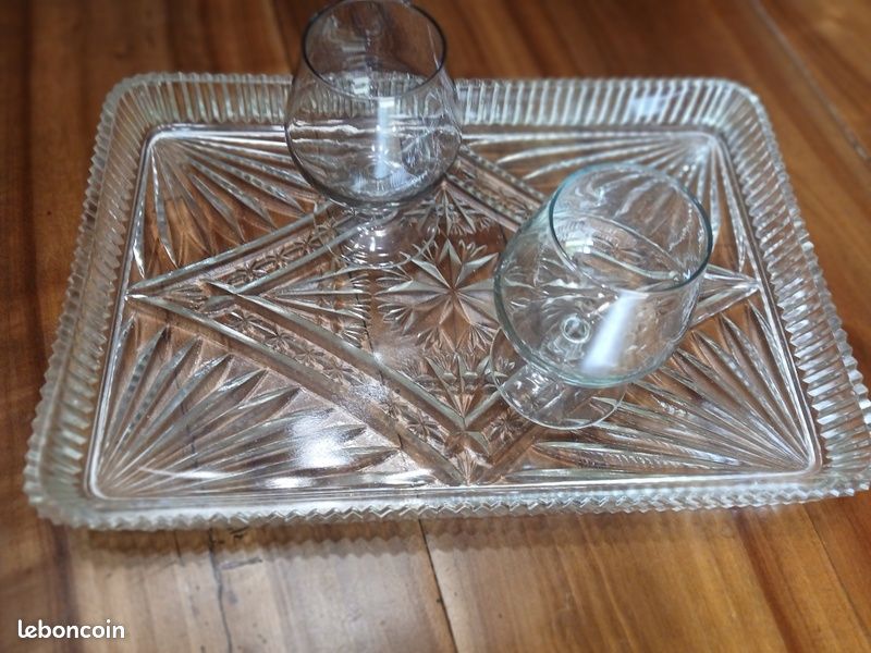 Ancien Plateau En Verre Moulé Rose, Diamètre 32 Cm, Petit éclat