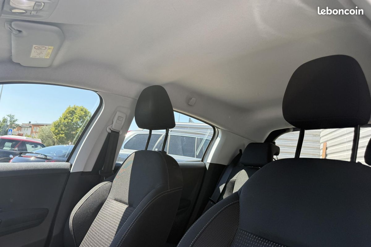 PEUGEOT 208 1.2i - 82 Allure (image 22)