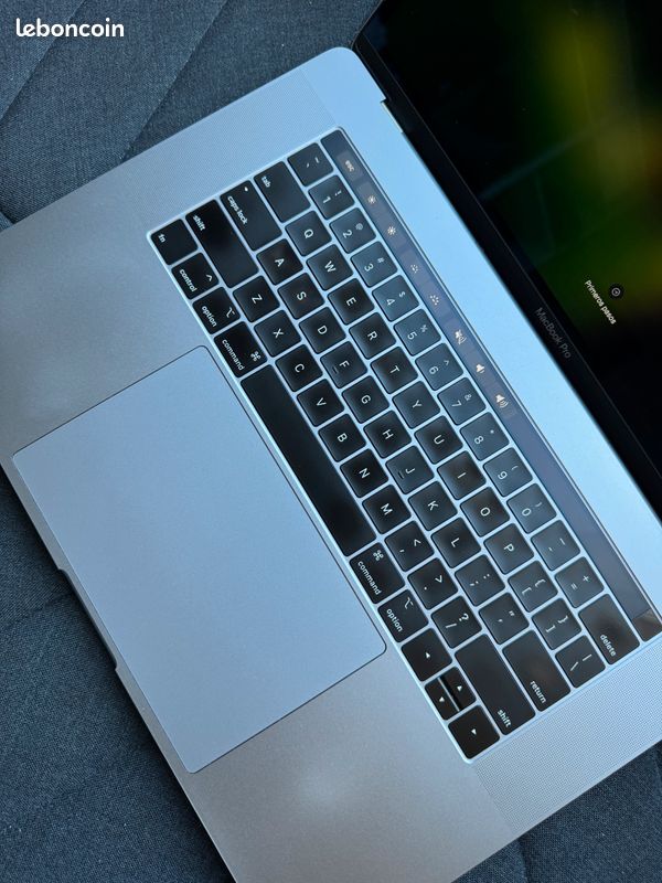 MacBook Pro 15" 2018 QWERTY – i7 6 cœurs – 32 Go RAM – Radeon Pro 555X – 500 Go SSD (image 4)