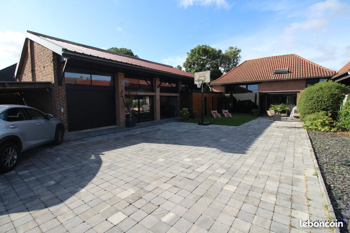 Maison 8 pièces 230 m² · à Allennes-les-Marais · 230 m² · 577 000 €
