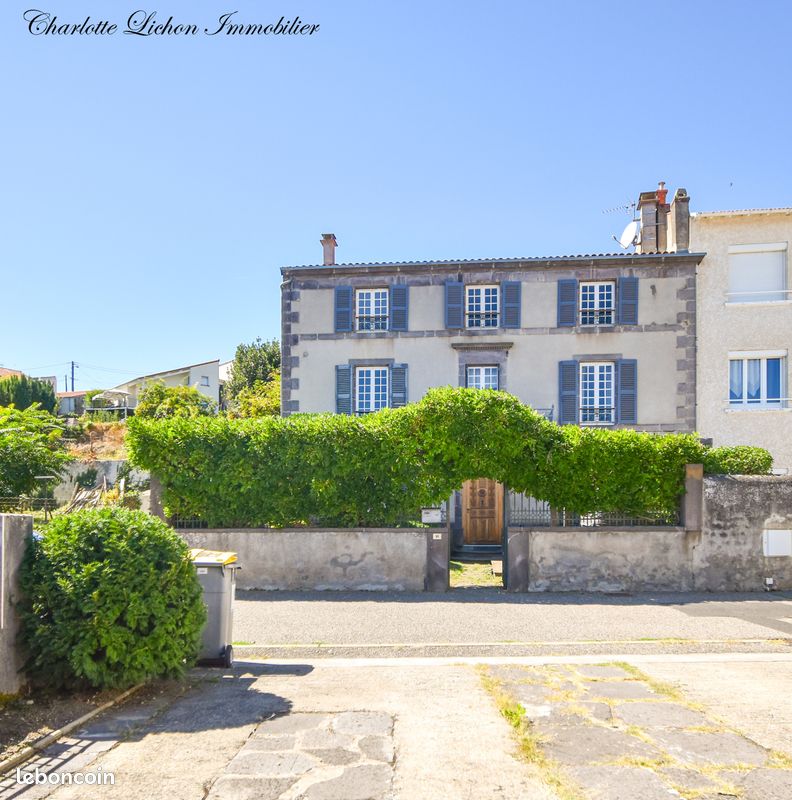 Maison 12 pièces 270 m² · à Châteaugay · 270 m² · 494 000 €