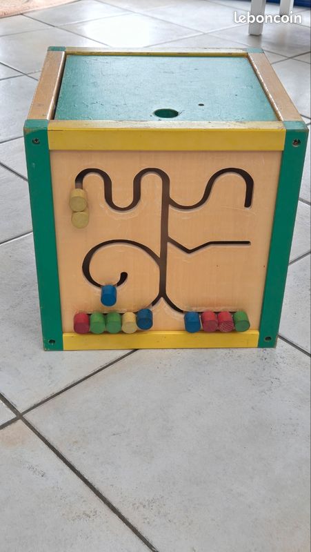 Cube bois jouet/jeux éveil bébé et enfants multiactivités: horloge, xylophone, tableau noir, 2 circuits, fonction coffre. 30x30