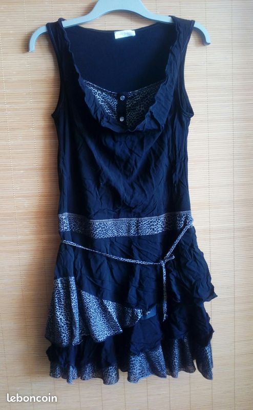 Robe noire et impression léopard à volants (image 1)