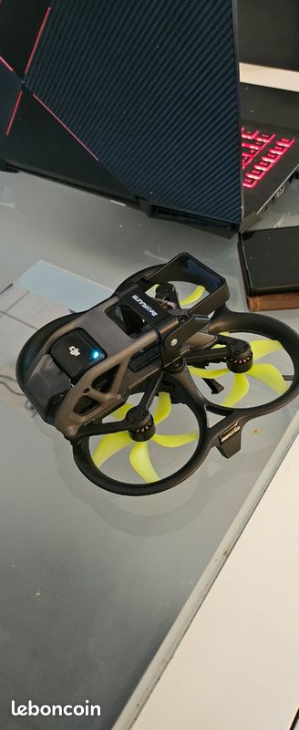 Pack DJ1 AVATA pro-view combo+3 batteries (état neuf, seulement 6 cycles) (image 2)