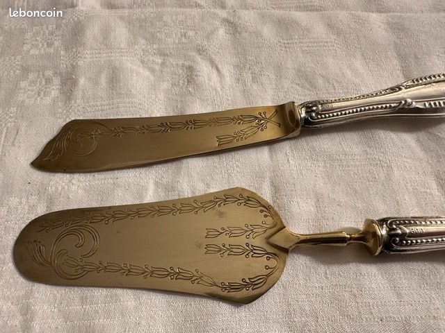 Magnifique Coffret Des Couverts à Gâteaux et dessert poinçonné Argent 800 Contient 12 Cuillères et 12 Fourchettes et Pelle et couteau Assortis