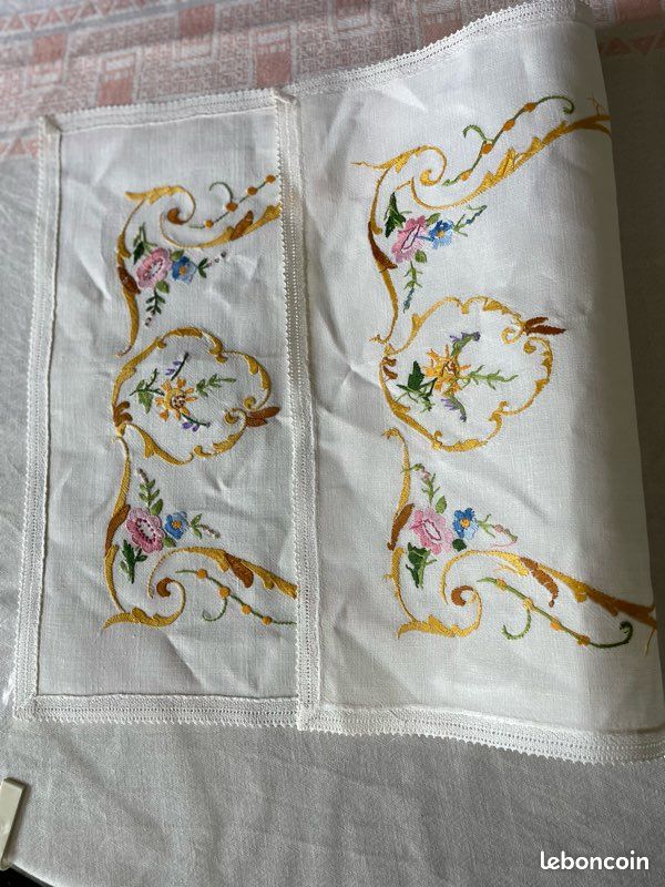 Napperon ancien brodé main fleurs - Lin blanc 56x38 c (image 8)