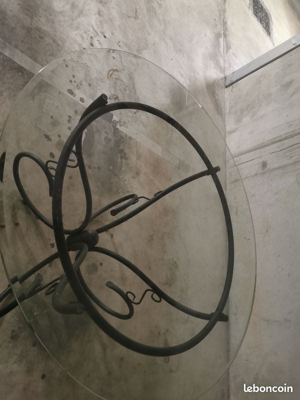 Table ronde en verre et fer forgé – Diamètre 110 cm (image 2)