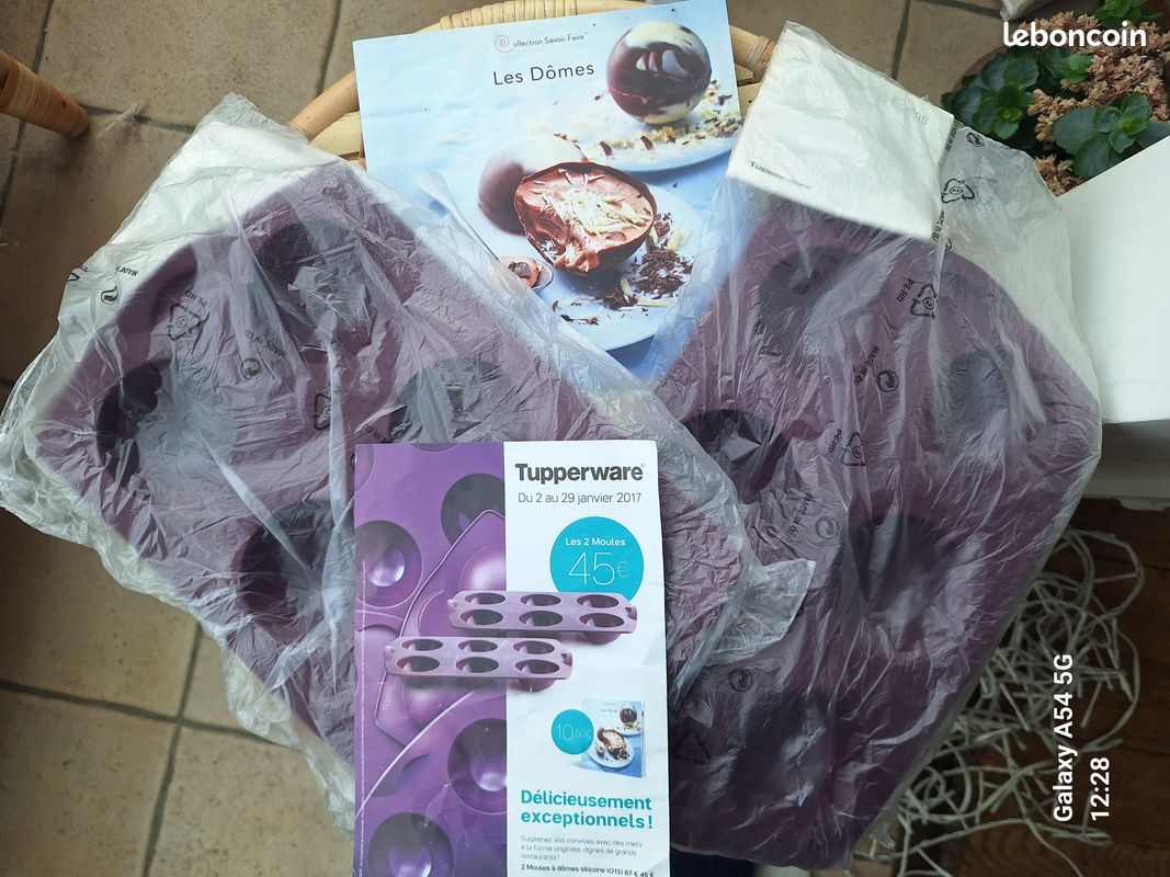 TUPPERWARE Moule en silicone pourpre balle TUPPERWARE Moule en silicone pourpre balle