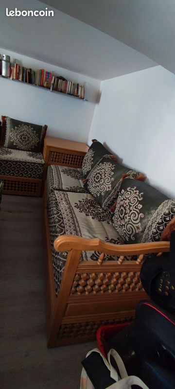 Salon Marocain Traditionnel Avec 2 Banquettes, Table Basse Et 2 Tabourets
