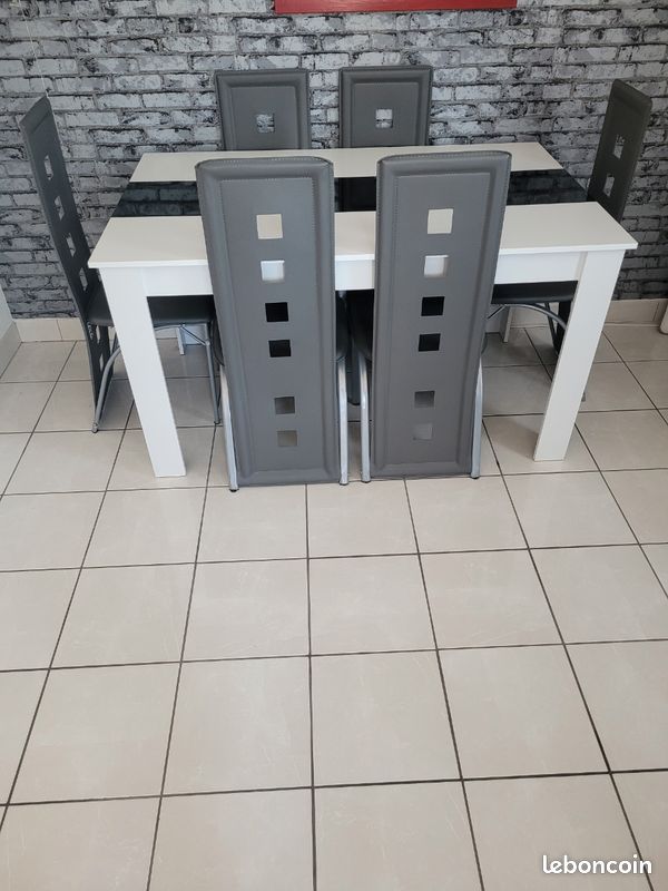 Table de salon et chaises (image 1)